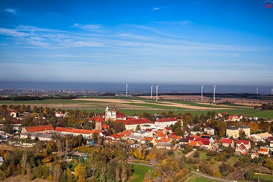 Legnickie Pole, panorama na miejscowosc od strony SW. EU, PL, Dolnoslaskie. Lotnicze.